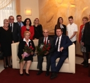 Szczęśliwi solenizanci w otoczeniu rodziny Szczęśliwi solenizanci w otoczeniu rodziny