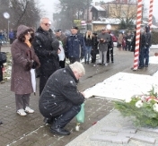 Delegacja przed pomnikiem. Złożenie wiązanki. Delegacja przed pomnikiem. Złożenie wiązanki.