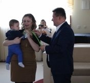 Prezydent wręcza matce z dzieckiem klucze do n Prezydent wręcza matce z dzieckiem klucze do n