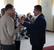 Prezydent wręcza rodzicom z dzieckiem klucze do nowego mieszkania. Prezydent wręcza rodzicom z dzieckiem klucze do nowego mieszkania.