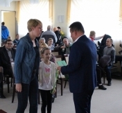 Prezydent wręcza matce z dzieckiem klucze do nowego mieszkania. Prezydent wręcza matce z dzieckiem klucze do nowego mieszkania.