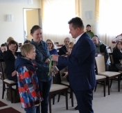 Prezydent wręcza matce z dzieckiem klucze do nowego mieszkania. Prezydent wręcza matce z dzieckiem klucze do nowego mieszkania.