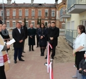 Ksiądz błogosławi nowy budynek Ksiądz błogosławi nowy budynek
