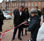 Prezydent z mieszkanką przecina wstęgę do nowego budynku Prezydent z mieszkanką przecina wstęgę do nowego budynku