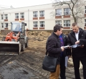 Plac budowy. Cztery osoby oglądają plany projektu. Plac budowy. Cztery osoby oglądają plany projektu.