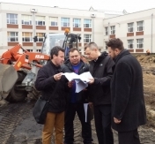 Plac budowy. Cztery osoby oglądają plany projektu. Plac budowy. Cztery osoby oglądają plany projektu.