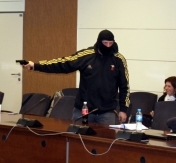 Na zdjęciu napastnik z bronią w ręku Na zdjęciu napastnik z bronią w ręku