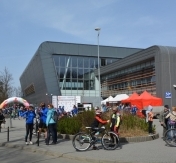 Grupa ludzi przed Areną Legionowo Grupa ludzi przed Areną Legionowo