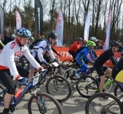 Grupa zawodników na rowerach Grupa zawodników na rowerach