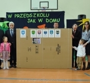 Na zdjęciu od lewej: wójt Gminy Jabłonna Jarosław Chodorski, zastępca Burmistrza Miasta i Gminy Serock Józef Zając, wójt Gminy Nieporęt Sławomir Maciej Mazur, prezydent Miasta Legionowo Roman Smogorzewski, wójt Gminy Wieliszew Paweł Kownacki, psycholog szkolny PZSiPS Joanna Czech, starosta legionowski Robert Wróbel, dyrektor PZSiPS Ewa Lewicka oraz podopieczni PZSiPS/Fot. Starostwo Powiatowe w Legionowie
