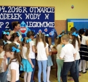 Na zdjęciu dzieci korzystające z poidełka. Na zdjęciu dzieci korzystające z poidełka.