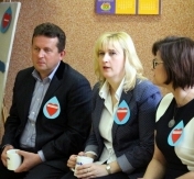 Na zdjęciu goście zaproszeni na otwarcie poidełka w ZSP 2 Prezydent Legionowa Roman Smogorzewski, Prezes KZB Sp. z. o.o Irena Boguckaoraz dyrektor ZSP 2 Dorota Kuchta Na zdjęciu goście zaproszeni na otwarcie poidełka w ZSP 2 Prezydent Legionowa Roman Smogorzewski, Prezes KZB Sp. z. o.o Irena Boguckaoraz dyrektor ZSP 2 Dorota Kuchta