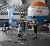 Miasteczko rowerowe wewnątrz Areny Miasteczko rowerowe wewnątrz Areny