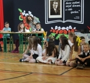 Na zdjęciu scena główna. Kilku uczniów siedzi za stołem i udaje nauczyciela. Przygląda się temu klasa.