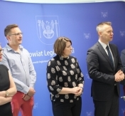 Na zdjęciu goście zaproszeni na uroczyste otwarcie. Na zdjęciu goście zaproszeni na uroczyste otwarcie.