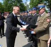Starosta legionowski wręcza nagrodę. Starosta legionowski wręcza nagrodę.