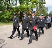 Na zdjęciu strażacy ubrani w strój galowy. Mundur wyjściowy męski z gabardyny.(marynarka + spodnie) Na zdjęciu strażacy ubrani w strój galowy. Mundur wyjściowy męski z gabardyny.(marynarka + spodnie)