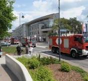Na zdjęciu wozy strażackie przejeżdżają koło Urzędu Miasta Legionowo Na zdjęciu wozy strażackie przejeżdżają koło Urzędu Miasta Legionowo