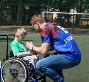 Rozmowa trenera z uczetnikiem zawodów. Zdjęcie: ArenaLegionowo Rozmowa trenera z uczetnikiem zawodów. Zdjęcie: ArenaLegionowo