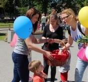 Radna z koszykiem jabłek. Radna z koszykiem jabłek.