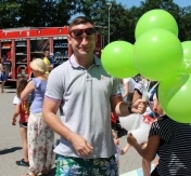 Uśmiechnięta twarz radnego. W ręku trzyma garść balonów, które zostaną rozdane dzieciom. Uśmiechnięta twarz radnego. W ręku trzyma garść balonów, które zostaną rozdane dzieciom.