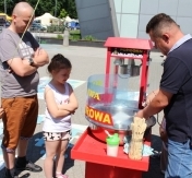 Kolejka po watę cukrową i popcorn. Kolejka po watę cukrową i popcorn.