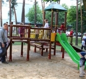 Na zdjęciu bawiące się dzieci na wyremontowanym placu zabaw