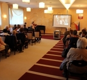 Na sali ślubów grupa osób słucha o zwyczajach Filipińczyków