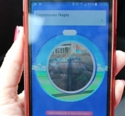 Zdjęcie telefonu z aplikacją. Na ekranie Pokestop: Legionowo Napis Zdjęcie telefonu z aplikacją. Na ekranie Pokestop: Legionowo Napis