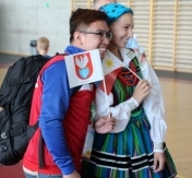 Młodzież pozuje do zdjęcia. Młodzież pozuje do zdjęcia.