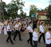 Orkiestra zmierza w kierunku kościoła Orkiestra zmierza w kierunku kościoła