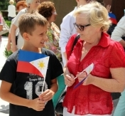 Babcia z wnuczkiem trzymaja małe flagi Filipin Babcia z wnuczkiem trzymaja małe flagi Filipin