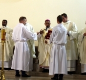 Zdjęcie przedstawia księży podczas mszy koncelebry odprawianej w kościele Zdjęcie przedstawia księży podczas mszy koncelebry odprawianej w kościele