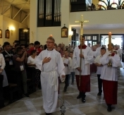 Uroczyste wejście ministrantów, lektorów i księży do kościoła Uroczyste wejście ministrantów, lektorów i księży do kościoła