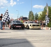 Na zdjęciu dwa soprtowe samochody gotowe do driftu Na zdjęciu dwa soprtowe samochody gotowe do driftu