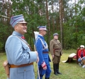 Trzech panów w różnych mundurach opowiada o historii.