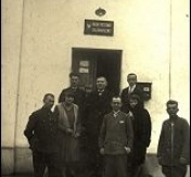 Pracownicy legionowskiej poczty w 1929 r. Urząd pocztowy w latach 1929 - 1934 mieścił się w kamienicy przy ul. Królewskiej (dziś ul. Piłsudskiego 37).