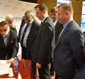 Zbiórka podpisów przed salą widowiskową. Zbiórka podpisów przed salą widowiskową.