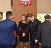na zdjęciu Prezydent Roman Smogorzewski ze sportowcami