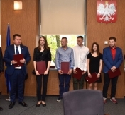na zdjęciu Prezydent Roman Smogorzewski ze sportowcami