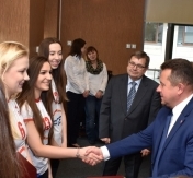 na zdjęciu Prezydent Roman Smogorzewski ze sportowcami