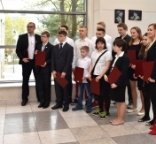 na zdjęciu nagrodzeni sportowcy