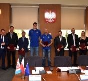 na zdjęciu Prezydent Roman Smogorzewski z trenerami i sportowcami