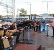 Rudi Shuberth i Orkiestra Big Silesian Band – muzyczną ucztę rozpoczął utwór Wars wita Was! Nie zabrakło też innych hitów, takich jak „Córka Rybaka” czy „ Monika, dziewczyna ratownika”.</ Rudi Shuberth i Orkiestra Big Silesian Band – muzyczną ucztę rozpoczął utwór Wars wita Was! Nie zabrakło też innych hitów, takich jak „Córka Rybaka” czy „ Monika, dziewczyna ratownika”.</
