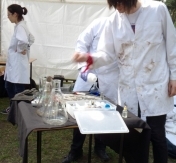 Do wspólnej zabawy przyłączyli się w tym roku goście Festiwalu: Studenci Politechniki Warszawskiej z Chemicznego Koła Naukowego FLOGISTON