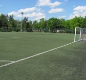 Boisko ze sztuczną nawierzchnią. Całoroczne, pełnowymiarowe (100m x 62m) boisko piłkarskie ze sztuczną nawierzchnią trawiastą, oświetleniem i trybunami dla 300 widzów. Udogodnienie stanowi możliwość jednoczesnego rozgrywania trzech meczów w systemie tzw. „szóstek piłkarskich”.