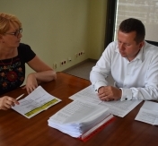Wiceprezes SMLW Agnieszka Borkowska odebrała z rąk prezydenta Romana Smogorzewskiego Wiceprezes SMLW Agnieszka Borkowska odebrała z rąk prezydenta Romana Smogorzewskiego