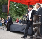Zdjecie: odsłonięcie rzeźby Chaplina