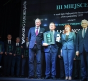 Prezydent Roman Smogorzewski podczas odbioru nagrody za III miejsce w Rankingu Samorządów - gminy miejskie i miejsko - wiejskie Prezydent Roman Smogorzewski podczas odbioru nagrody za III miejsce w Rankingu Samorządów - gminy miejskie i miejsko - wiejskie