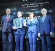Prezydent Roman Smogorzewski podczas odbioru nagrody za III miejsce w Rankingu Samorządów - gminy miejskie i miejsko - wiejskie